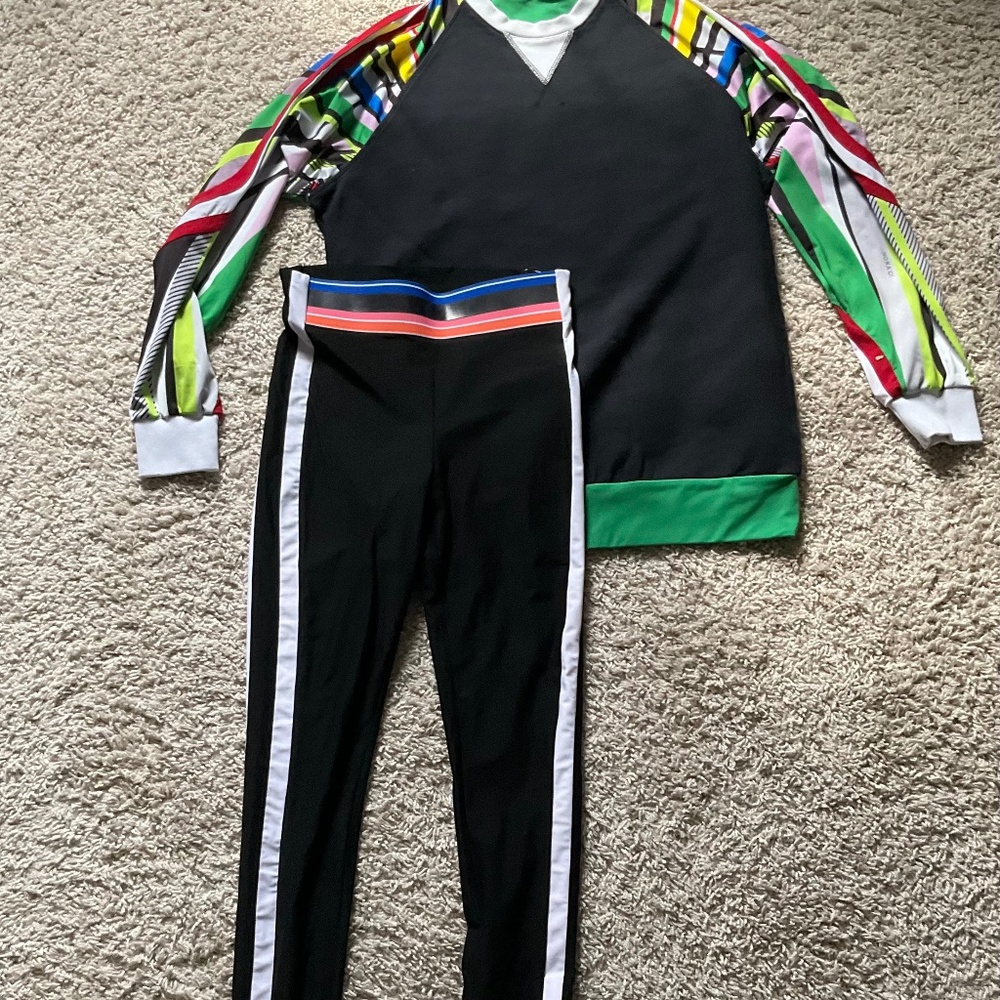 NO KA' OI SET OF LEGGINGS AND SWEATSHIRT. SIZE: 01-02 (S). COLOR: BLACK MULTI